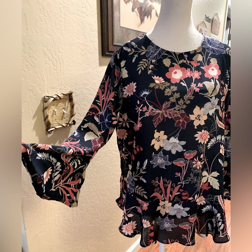 ☘️Gorgeous Charter Club blouse blue floral size Medium